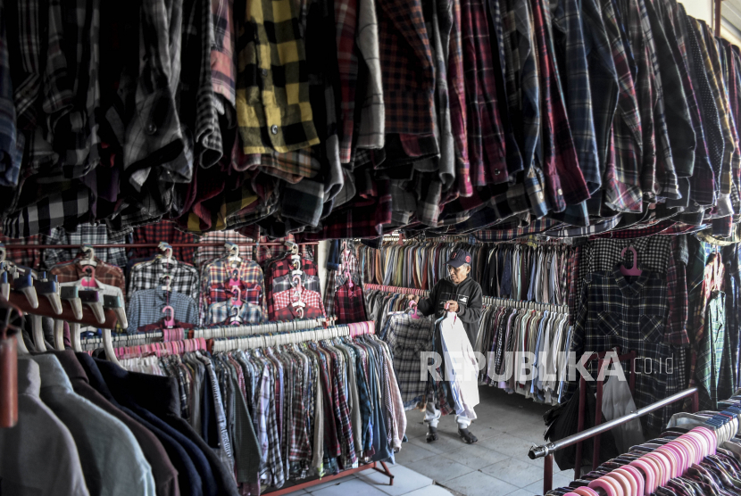Penjual menata pakaian bekas impor di salah satu kios di Pasar Cimol Gedebage, Gedebage, Kota Bandung, Jawa Barat, Kamis (16/3/2023). Ekonom mengusulkan agar pemerintah mengenakan pajak penghasilan (PPh) melebihi ketentuan, terhadap omzet penjualan pakaian bekas.