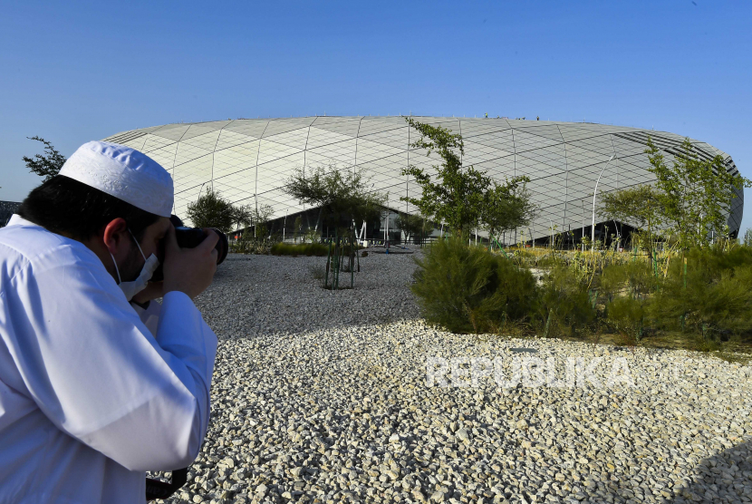  Seorang pria mengambil gambar Stadion Education City, tempat Piala Dunia FIFA 2022, di Doha, Qatar.