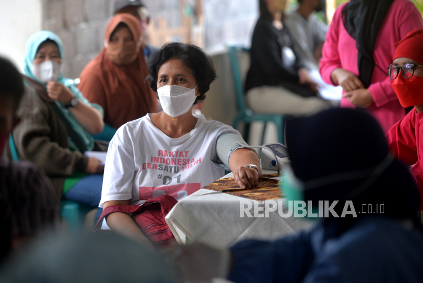 Pemeriksaan kesehatan warga sebelum vaksinasi Covid-19 di Mushola Al Hidayah, Pakem, Sleman, Yogyakarta, Rabu (6/4/2022). Ratusan tempat ibadah di Yogyakarya diberikan bantuan protokol kesehatan.