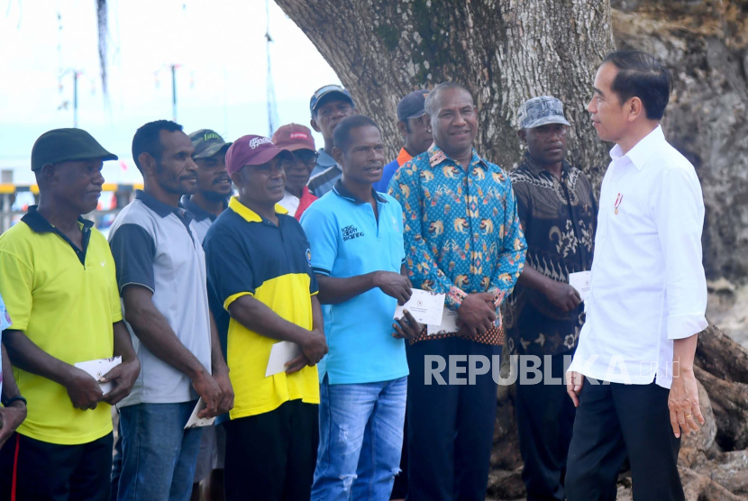 Presiden Jokowi saat meresmikan Kampung Nelayan Modern di Desa Samber dan Binyeri, Biak Numfor, Papua, Kamis (23/11/2023).