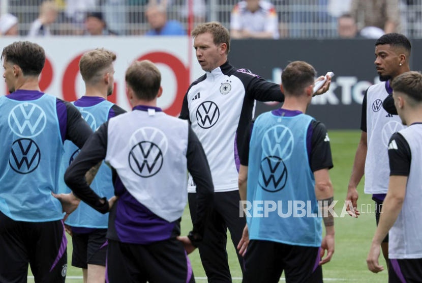 Pelatih Jerman Julian Nagelsmann (tengah) memimpin latihan timnya jelang laga pembuka Euro 2024 melawan Skotlandia.
