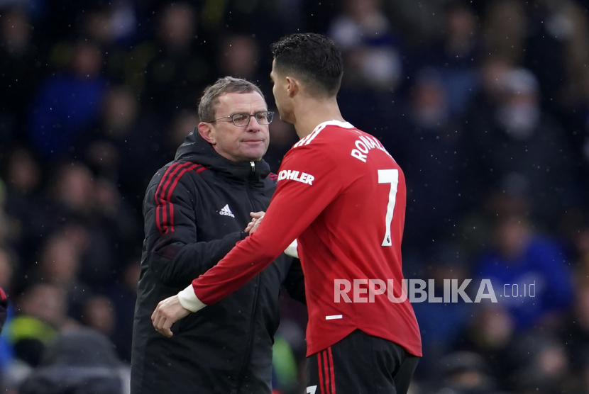 Cristiano Ronaldo saat menjabat tangan pelatih sementara Manchester United Ralf Rangnick, awal Februari 2022. 
