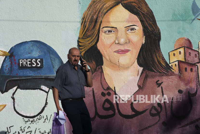  Sebuah mural terbunuhnya jurnalis Al Jazeera Shireen Abu Akleh dipajang, di Kota Gaza, Minggu, 15 Mei 2022. Abu Akleh ditembak dan dibunuh saat meliput serangan Israel di kota Jenin di Tepi Barat yang diduduki pada 11 Mei 2022 .