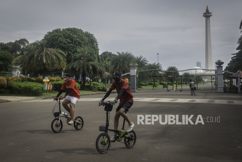 Pesepeda melintas di kawasan Monas, Jakarta. ajaran Polda Metro Jaya telah meringkus dua pelaku pembegalan terhadap anggota marinir yakni Kolonel (Mar) Pangestu Widiatmoko saat bersepeda di kawasan Gambir, Jakarta Pusat pada 26 Oktober 2020 lalu. 