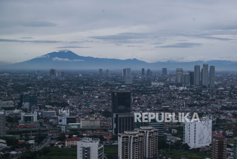 Suasana Kota Jakarta dengan latar belakang Gunung Salak terlihat di Jakarta pada suatu hari di bulan Januari 2022. Kualitas udara di Jakarta dan Jabodetabek umumnya membaik di siang hari.