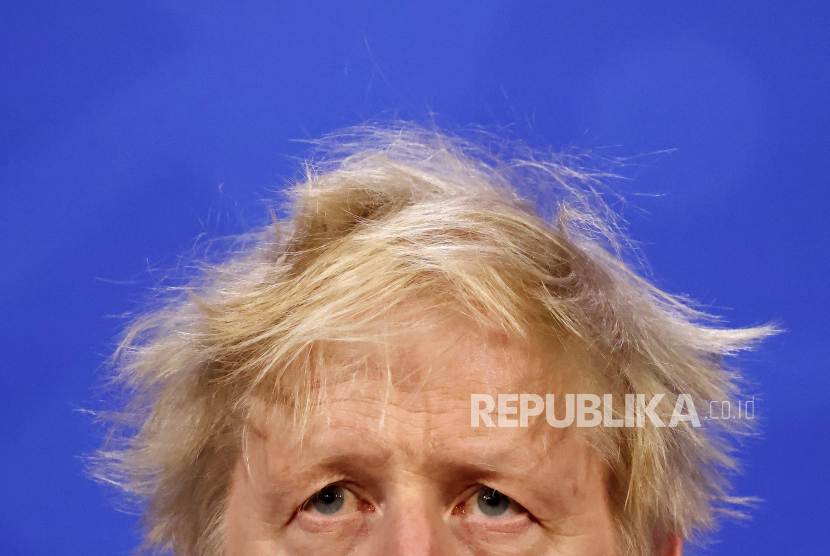 Perdana Menteri Inggris Boris Johnson berbicara dalam konferensi pers di Downing Street, London, Senin 21 Februari 2022. Dampak Boikot Minyak Rusia, Inggris Cari Penggantinya ke Arab Saudi