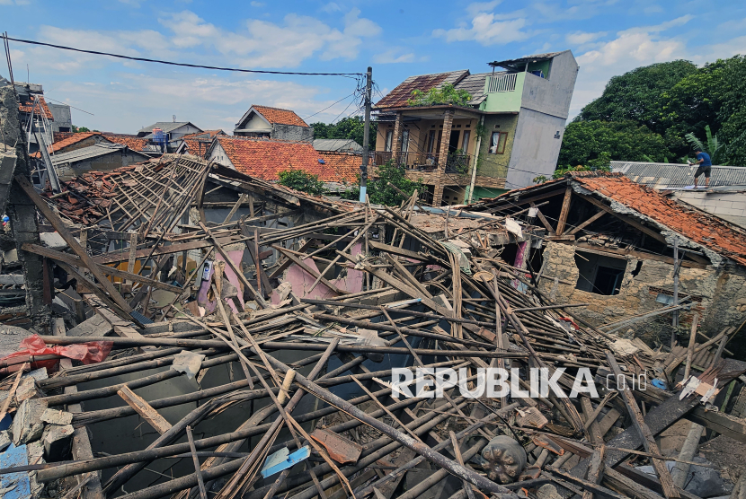 Warga berada di atas rumah yang rusak terdampak ledakan misterius di Pondok Cabe Ilir, Pamulang, Tangerang Selatan, Banten, Jumat (12/9/2025). Penyebab terjadinya ledakan yang mengakibatkan kerusakan 13 rumah itu masih belum diketahui. 
