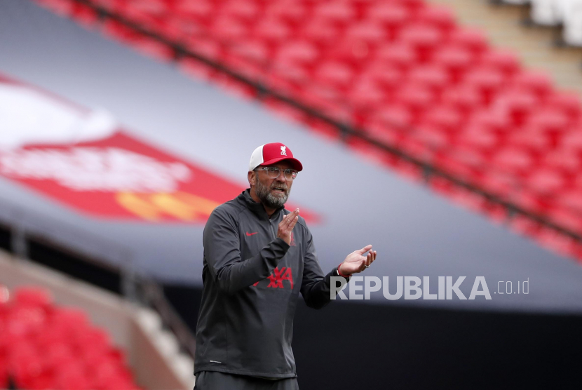 Liverpool manager Jurgen Klopp gives instructions to his players during the English FA Community Shield soccer match between Arsenal and Liverpool at Wembley stadium in London, Saturday, Aug. 29, 2020. 