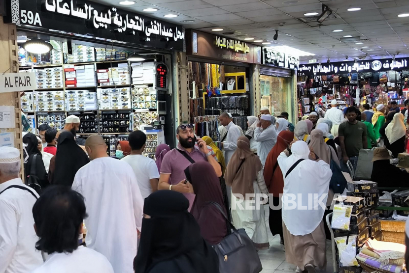 Suasana di Pasar Kakiyah Makkah yang banyak dikunjungi jamaah haji Indonesia, Kamis (6/7/2023).
