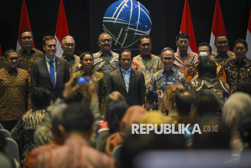 Menteri Lingkungan Hidup Hanif Faisol Nurofiq (tengah) bersama Menteri Kehutanan Raja Juli Antoni (ketiga kiri depan) serta pemangku kepentingan lainnya berfoto saat peluncuran Perdagangan Karbon Internasional di Gedung Bursa Efek Indonesia, Jakarta, Senin (20/1/2025). Peluncuran Perdagangan Karbon Internasional di Indonesia memperkuat komitmen pemerintah dalam mengurangi emisi gas rumah kaca, sesuai dengan Peraturan Menteri Lingkungan Hidup dan Kehutanan Nomor 21 Tahun 2022, guna mencapai target net zero emission pada 2060. 