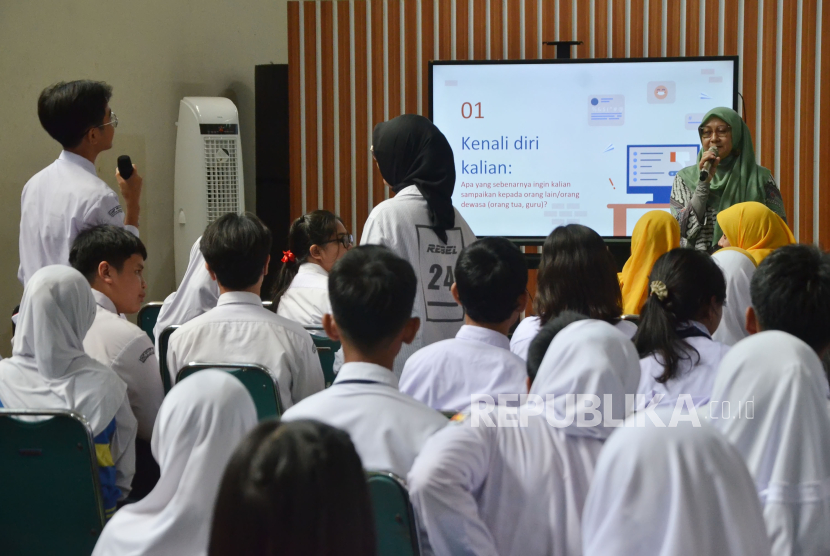 Para siswa dan guru mengikuti sosialisasi Pencegahan Kekerasan Terhadap Anak di Lingkungan Satuan Pendidikan, di SMPN 2 Kota Bandung, Jawa Barat, Senin (6/4/2024).