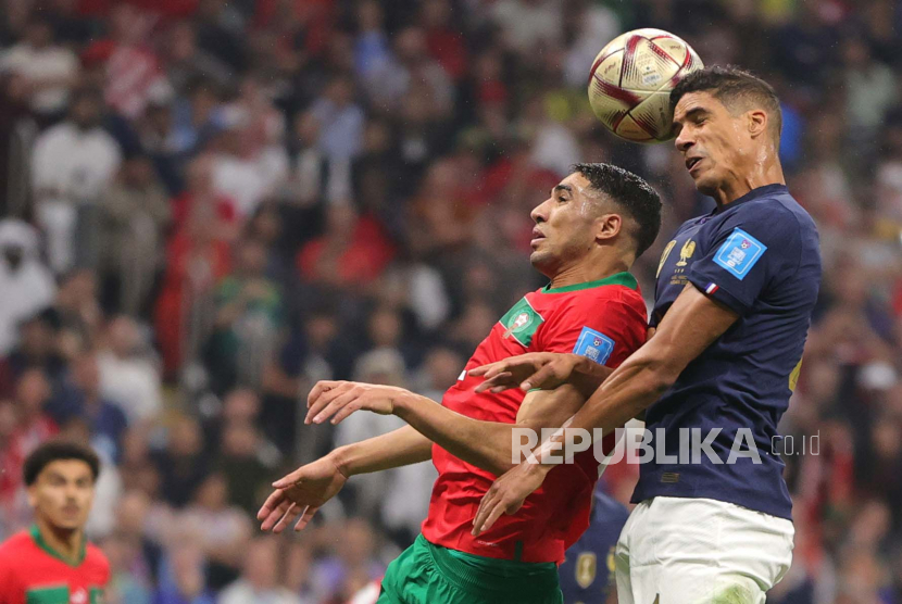 Raphael Varane (Kanan) dari Prancis saat melawan Maroko di semifinal Piala Dunia 2022. Varane menderita flu jelang final Piala Dunia 2022 melawan Argentina.