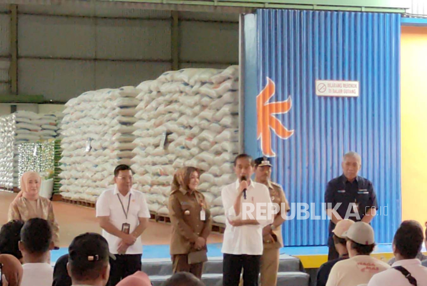 Presiden Jokowi membagikan bansos berupa beras seberat 10 kg kepada warga di Kompleks Pergudangan Meger, Perum Bulog Kancab Solo, Ceper, Rabu (31/1/2024). 