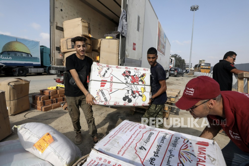 Relawan Mesir menangani bantuan kemanusiaan untuk warga Palestina di Jalur Gaza, di perbatasan Rafah, Mesir, Selasa (24/10/2023).