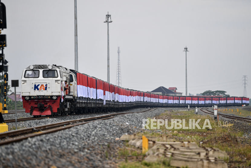 Rangkaian gerbong kereta api batubara.