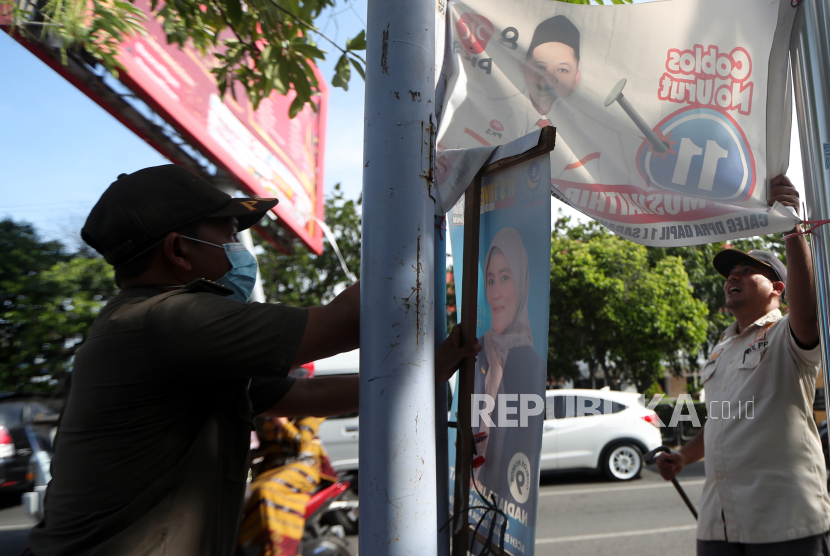 Panitia pengawas pemilihan (panwaslih) dan Satpol PP Kota Banda Aceh menertibkan alat peraga kampanye (APK) caleg, DPD, capres dan cawapres serta partai politik (parpol) peserta pemilu 2024 di Banda Aceh, Aceh, Kamis (11/1/2024). Penertiban APK tersebut dilakukan karena pemasangannya tidak sesuai dengan peraturan KPU, memasang di jalan protokol, memaku dipohon dan menggunakan tiang listrik, telkom serta tiang rambu lalulintas. 