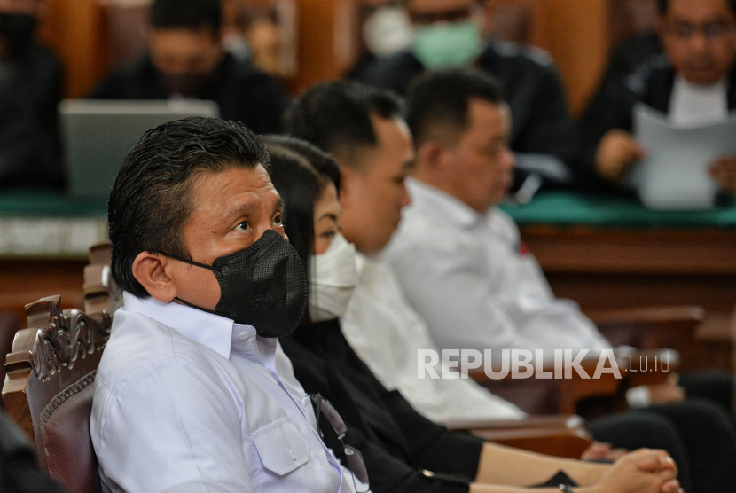 Terdakwa Ferdy Sambo, Putri Candrawathi, Ricky Rizal dan Kuat Maruf (kiri-kanan) bersiap menjalani sidang lanjutan dalam kasus dugaan pembunuhan berencana terhadap Brigadir Nofriansyah Yosua Hutabarat di Pengadilan Negeri Jakarta Selatan, Rabu (14/12/2022). Sidang tersebut beragendakan pemeriksaan sejumlah ahli diantaranya ahli digital forensik, ahli balistik, ahli DNA, ahli biologi forensik dan ahli poligraf. Republika/Thoudy Badai