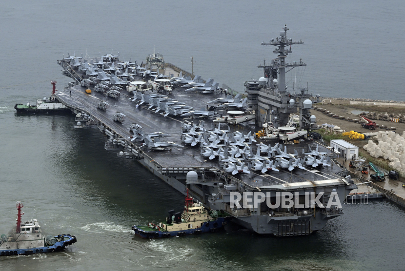 Kapal induk bertenaga nuklir AS Theodore Roosevelt (CVN 71) berlabuh di Busan, Korea Selatan, Sabtu (22/6/2024). Theodore Roosevelt merupakan kapal induk bertenaga nuklir kelas Nimitz keempat milik Angkatan Laut Amerika Serikat.