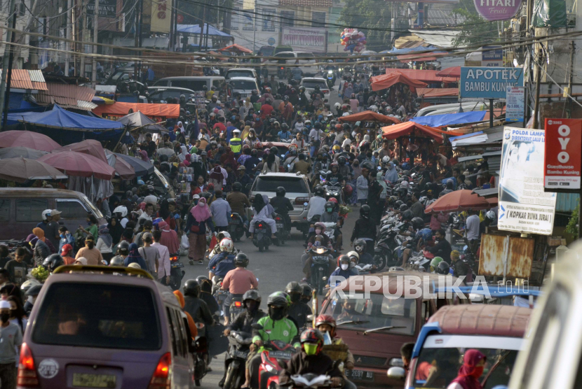 Warga memadati pasar tradisional di Kota Bandar Lampung, Lampung, Sabtu (23/5/2020). Warga memadati pasar tradisional demi memenuhi kebutuhan jelang Idul Fitri 1441 walaupun di Bandar Lampung ditetapkan oleh pusat sebagai zona merah pandemi COVID-19