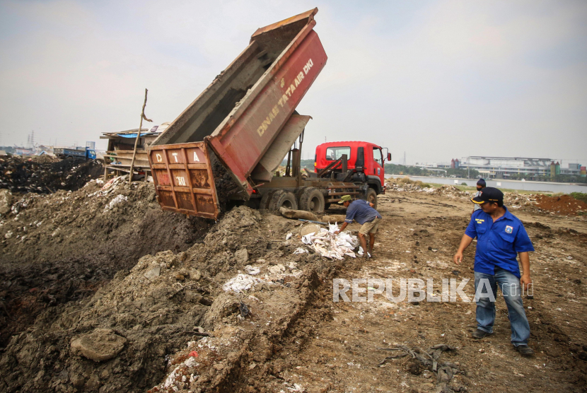 Pekerja menggunakan alat berat menggarap proyek reklamasi Ancol di Jakarta, Sabtu (4/7/2020).