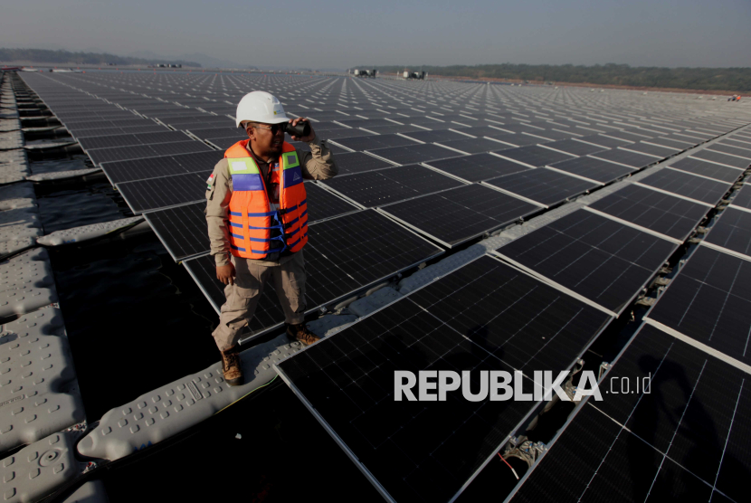 Teknisi memeriksa solar panel pada proyek PLTS Terapung di Waduk Cirata, Kabupaten Purwakarta, Jawa Barat, Selasa (26/9/2023). 