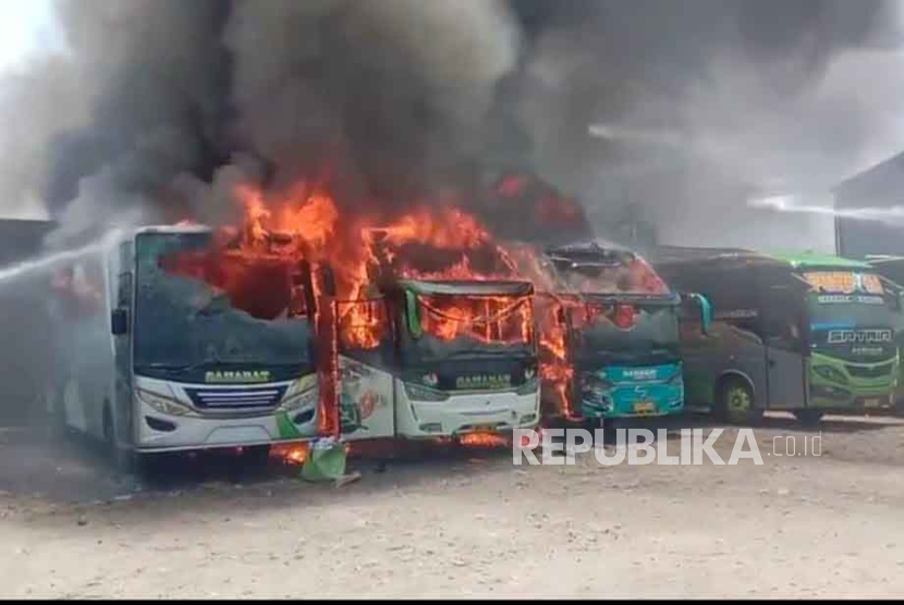 Lima unit bus Sahabat terbakar di area garasi bus di Kabupaten Cirebon, Rabu (18/10/2023). Api diduga akibat konskleting arus listrik. 