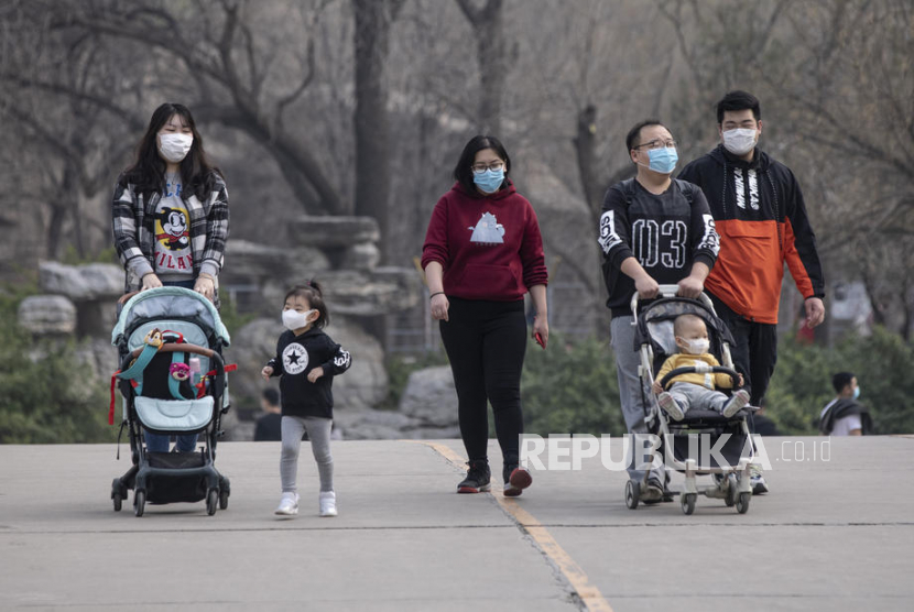 Orang-orang memakai masker mengunjungi Kebun Binatang di Cina (ilustrasi). 