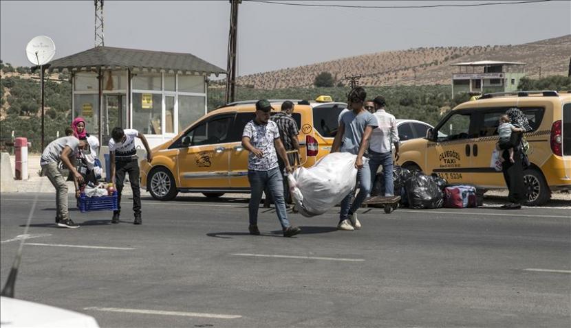 Gerbang Perbatasan Cilvegozu di Turki harapan pengungsi Suriah bertahan hidup.