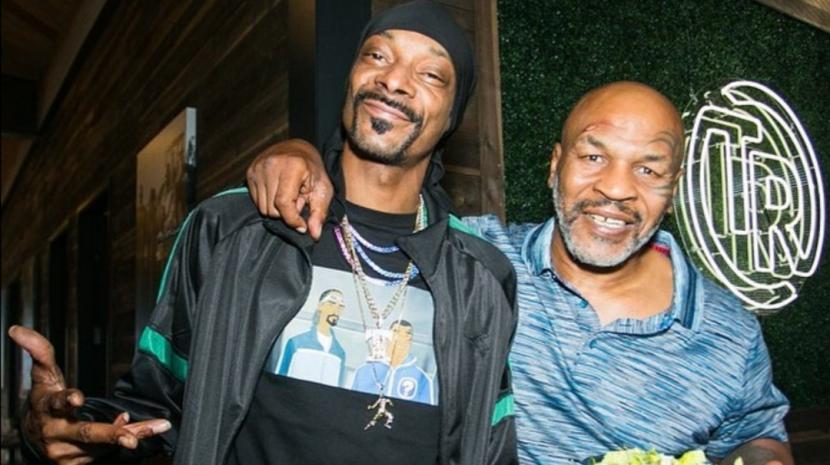 Rapper Snoop Dog bersama petinju legendaris Mike Tyson. 