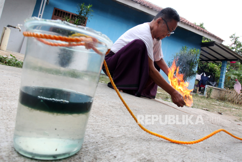 Warga menyalakan api menggunakan air dari sumur yang diduga tercemar bahan bakar minyak (BBM) di Desa Pengasinan, Kecamatan Gunung Sindur, Kabupaten Bogor, Senin (11/9/2023). Air sumur sejumlah rumah di kawasan itu diduga tercemar BBM sehingga warga tidak bisa menggunakan air tersebut untuk kebutuhan sehari-hari.  