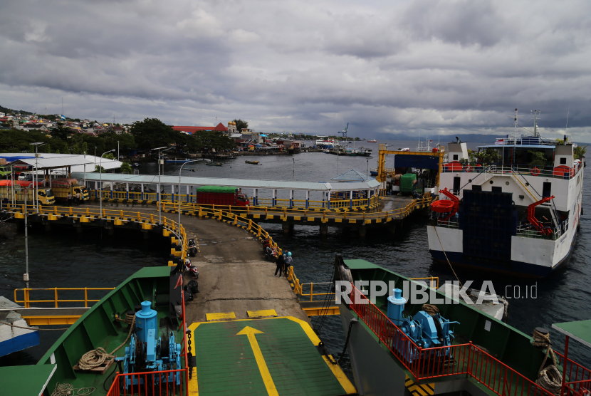 Sejumlah mobil truk bersiap menaiki  kapal ferry di  Pelabuhan Ferry Bastiong, Kota Ternate, Maluku Utara, Minggu (18/12/2022). PT ASDP Indonesia Ferry (Persero) mempersiapkan strategi peningkatan layanan angkutan Lebaran 2023 yang diharapkan dapat berjalan lancar, aman, tertib dan selamat.