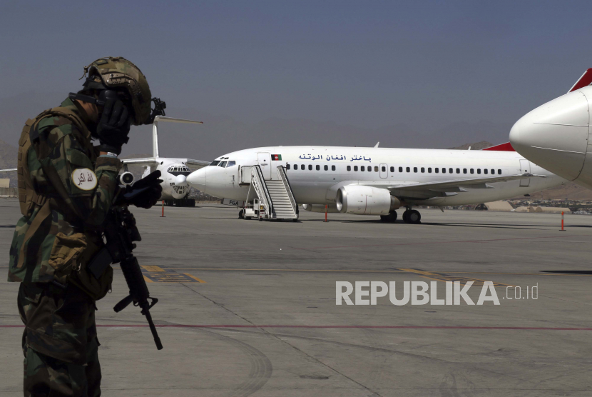 Seorang tentara Taliban berjaga-jaga di Bandara Internasional Hamid Karzai di Kabul, Afghanistan, Minggu, 5 September 2021. Beberapa penerbangan domestik telah dilanjutkan di bandara Kabul, dengan Maskapai Penerbangan Ariana Afghan yang dikelola negara mengoperasikan penerbangan ke tiga provinsi.