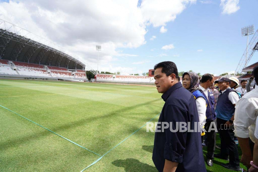 Ketum PSSI Erick Thohir melakukan peninjauan Stadion Gelora Sriwijaya Jakabaring, Palembang, Sabtu (11/3/2023).