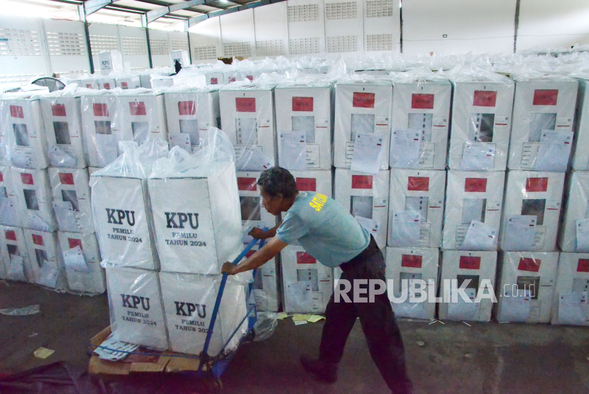 Petugas menyiapkan logistik Pemilu 2024 di Gudang Logistik KPU Kota Bandung. Bawaslu Kota Bandung masih menemukan kekurangan surat suara di tingkat kecamatan.