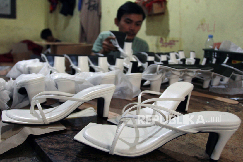 Pekerja menyelesaikan pembuatan sepatu wanita di Industri Sepatu rumahan, Pamulang, Tangerang Selatan, Banten, Senin (19/10/2020). Pelaku UMKM tersebut mengaku produksi sepatu mengalami penurunan hingga 40 persen  dari produksi sebelum pandemi COVID-19 yang mencapai 150 pasang sepatu per hari untuk memenuhi pasar domestik. 