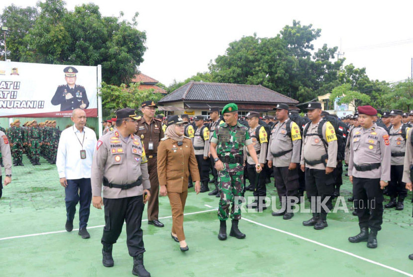 Polres Indramayu menggelar Apel Pergeseran Pasukan dalam rangka pengamanan TPS pada Pemilu 2024. Apel dilaksanakan di Mapolres Indramayu, Senin (12/2/2024). 