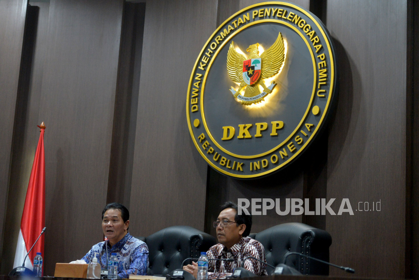 Ketua DKPP Heddy Lugito (kiri) bersama anggota DKPP I Dewa Kade Wiarsa Raka Sandi (kanan) menyampaikan keterangan pers di Ruang Sidang Utama, Gedung DKPP, Jakarta, Kamis (24/11/2022). 