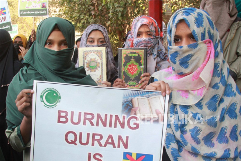  Sejumlah wanita melakukan aksi unjuk rasa memprotes Swedia atas aksi pembakaran kitab suci Alquran yang digelar di Karachi, Senin (30/1/2023). Sejumlah negara Islam mengutuk tindakan provokatif pembakaran kitab suci Alquran yang dilakukan politisi Swedia yang telah menodai toleransi antar agama. 