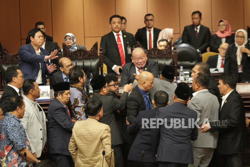 Sejumlah anggota DPD menghampiri Ketua DPD La Nyalla Mattalitti untuk menyampaikan kritik saat Rapat Paripurna DPD RI ke-12 Masa Sidang V Tahun Sidang 2023-2024 di kompleks Parlemen, Senayan, Jakarta, Jumat (12/7/2024). Rapat paripurna tersebut sempat ricuh karena keputusan sepihak yang dilakukan oleh Ketua DPD melalui Tim Kerja (Timja) dengan mengambil kewenangan Panitia Khusus (Pansus) pada Perubahan Tatib DPD dinilai membatasi hak beberapa orang untuk maju sebagai calon Pimpinan DPD. 