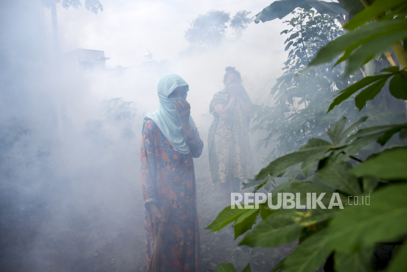 Sejumlah warga menutup hidungnya saat berlangsungnya pengasapan (fogging) di lingkungan perumahan warga. Fongging dilakukan salah satunya untuk membasmi nyamuk yang bisa menyebabkan penyakit cikungunya (ilustrasi)