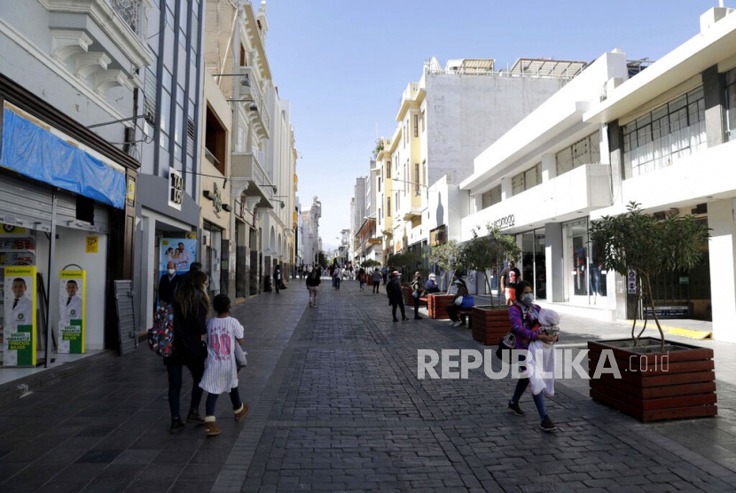 Warga berjalan di jalur pedestrian di Arequipa, Peru, Sabtu (26/6). Akibat peningkatan kasus COVID-19 dan varian baru Delta, kota Arequipa memberlakukan lockdown selama 15 hari. (AP Photo/Guadalupe Pardo)Putra M. Akbar