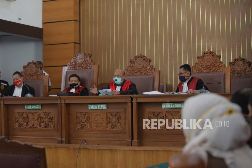 Ketua Majelis Hakim Nazar Effriandi (kedua kanan) memimpin sidang permohonan peninjauan kembali (PK) yang diajukan oleh buronan kasus korupsi pengalihan hak tagih (cessie) Bank Bali, Djoko Tjandra di PN Jakarta Selatan, Jakarta, Senin (6/7/2020). Pengadilan Negeri Jakarta Selatan menunda sidang tersebut karena Djoko Tjandra dikabarkan sakit. 