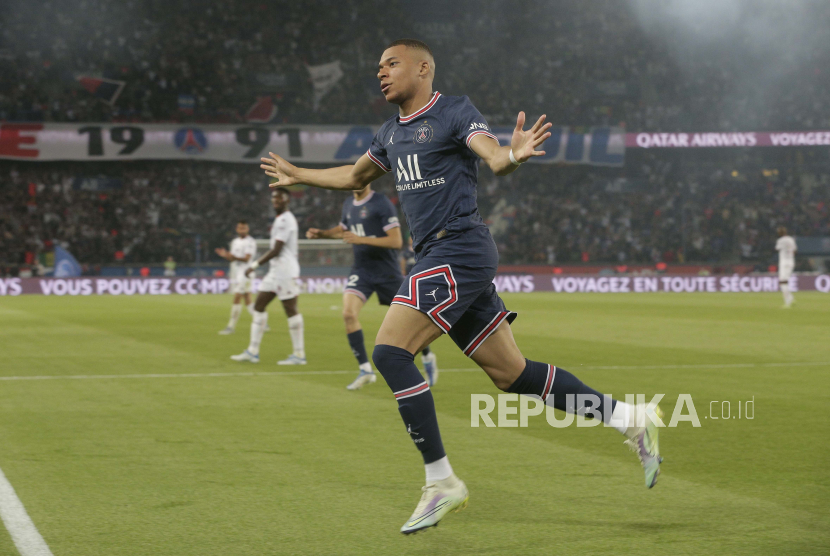 Kylian Mbappe dari PSG bereaksi setelah mencetak gol selama pertandingan sepak bola Liga Satu Prancis antara Paris Saint Germain dan Metz di Parc