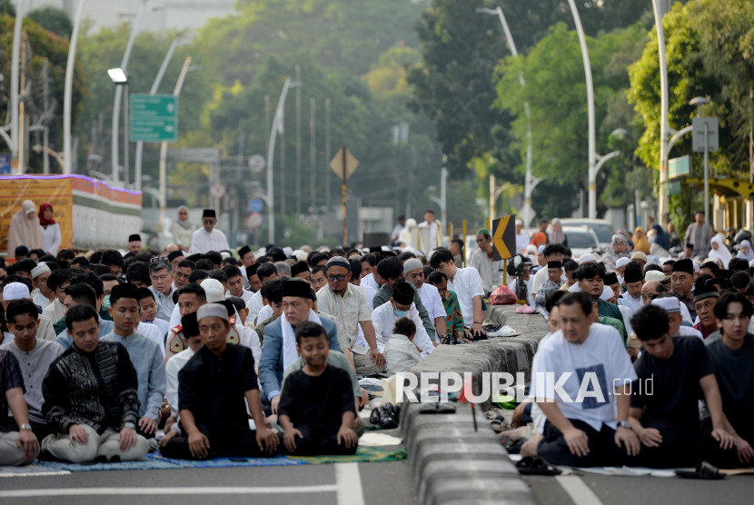 Warga Muhammadiyah menunaikan Sholat Idul Fitri 1447 di pelataran Gedung Pimpinan Pusat (PP) Muhammadiyah, Menteng, Jakarta Pusat, Jumat (20/3/2026). Warga Muhammadiyah melaksanakan Sholat Idul Fitri pada hari Jumat (20/3) atau satu hari lebih awal dari ketetapan Pemerintah yang jatuh pada Sabtu (21/3). 