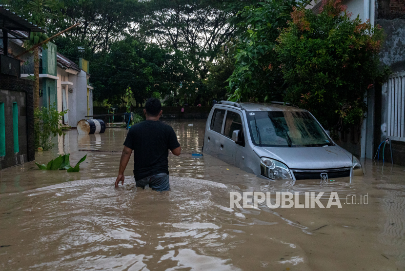 Seorang warga menembus jalan yang terendam banjir di Perumahan Dinar Indah, Kelurahan Meteseh, Kecamatan Tembalang, Semarang, Jawa Tengah. Pemkab Semarang pernah mengusulkan untuk membangun bendungan di Mluweh cegah banjir.