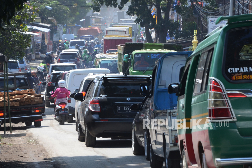 Kemacetan lalu lintas di Jalan Bojongsoang, jalur Ciparay dan Majalaya, Kabupaten Bandung. Bupati Bandung meminta Ridwan Kamil untuk membangun flyover di Bojongsoang.