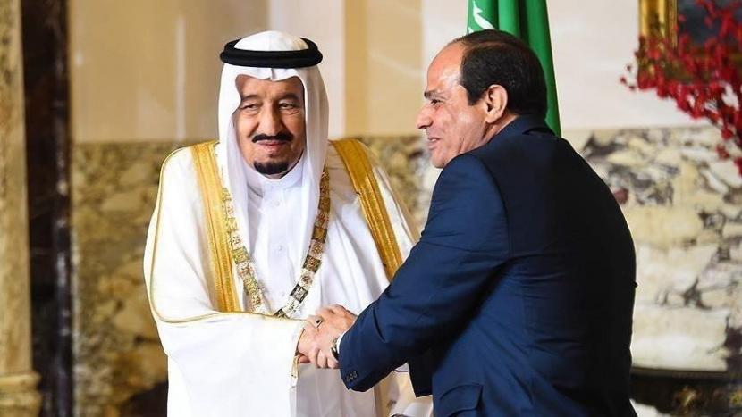 Presiden Mesir Abdel-Fattah Al-Sisi dan Raja Saudi Salman bin Abdulaziz mengadakan pembicaraan melalui telepon pada Rabu (13/7/2022) untuk membahas perkembangan regional dan internasional.