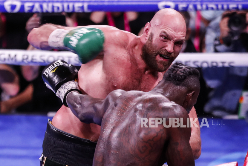 Tyson Fury dari Inggris (kiri) beraksi melawan Deontay Wilder dari AS selama 12 ronde pertarungan gelar juara dunia kelas berat WBC di arena T-Mobile di Las Vegas, Nevada, AS, 09 Oktober 2021.