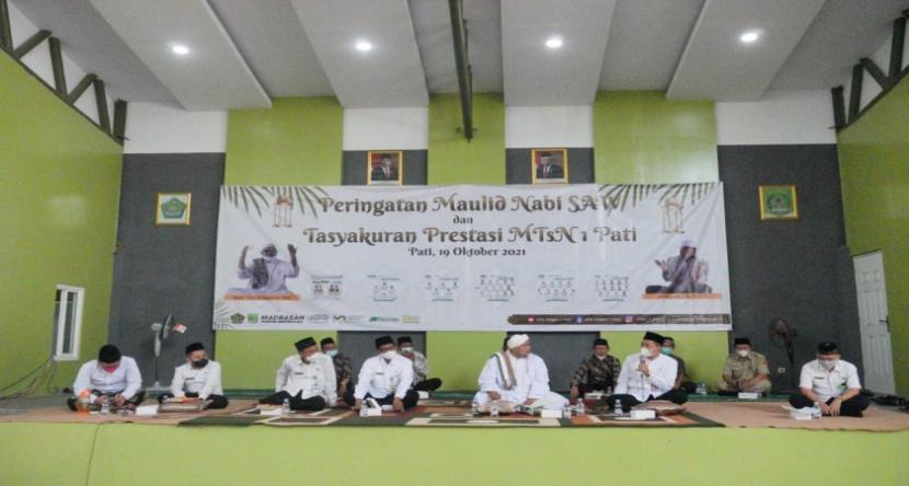 Keluarga besar MTsN 1 Pati menyelenggarakan kegiatan peringatan hari kelahiran Rosulullah Saw semi virtual di Green Hall madrasah, Selasa (19/10). Kegiatan ini merupakan acara puncak Maulid Nabi Muhammad SAW dengan mengundang salah seorang dzuriyat Rasul yaitu Habib Mahdi Naufal bin Yahya asli Pekalongan sebagai mauidhoh dan uswatun hasanahnya.