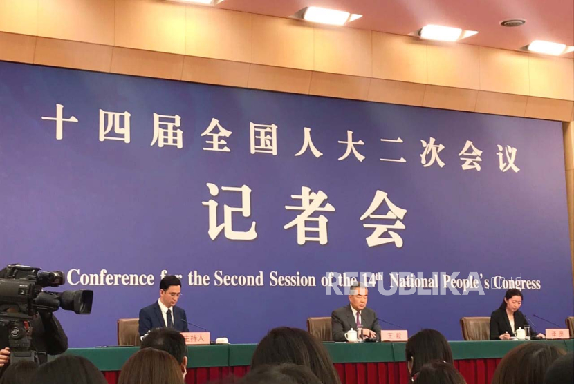 Menteri Luar Negeri Cina Wang Yi memberikan pengarahan pers di gedung Media Center, Beijing, Kamis (7/3/2024). 